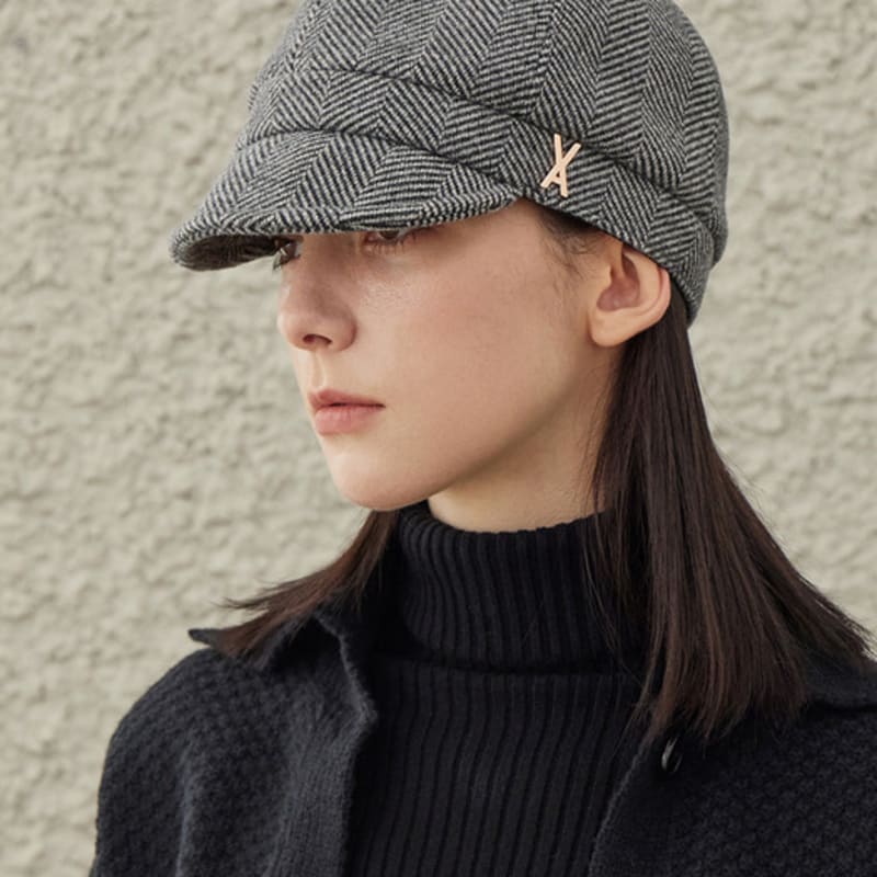

VARZAR VA Studded Herringbone Slim Newsboy Cap Black FREE