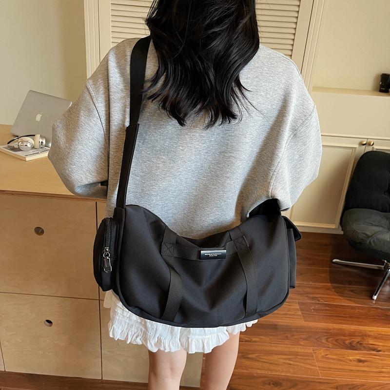 Large capacity leisure sports bag women's new versatile fashion bag shoulder messenger bag