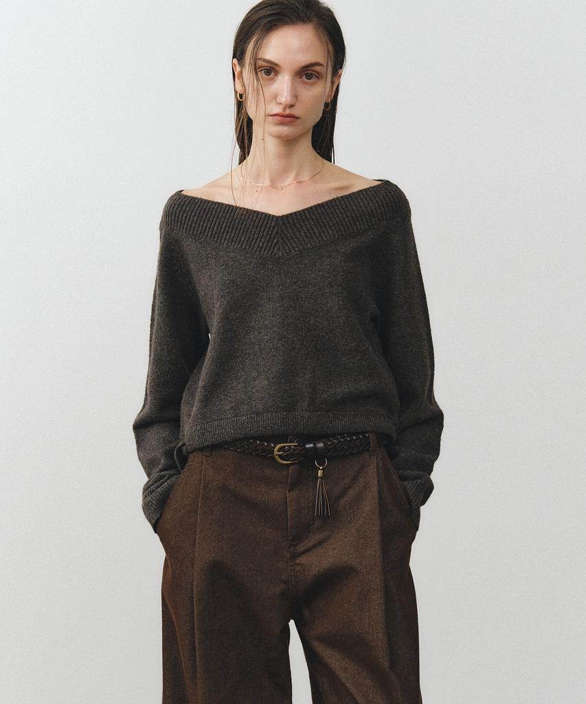 NOIRER FOR WOMAN Two-Way Off-Shoulder V-Neck Knit (Brown)