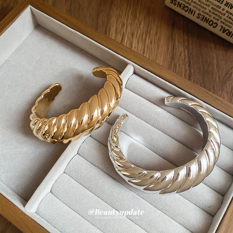 European and American Niche Irregular Bangle: High-End Fashion Design Bracelet for a Unique, Stylish Look