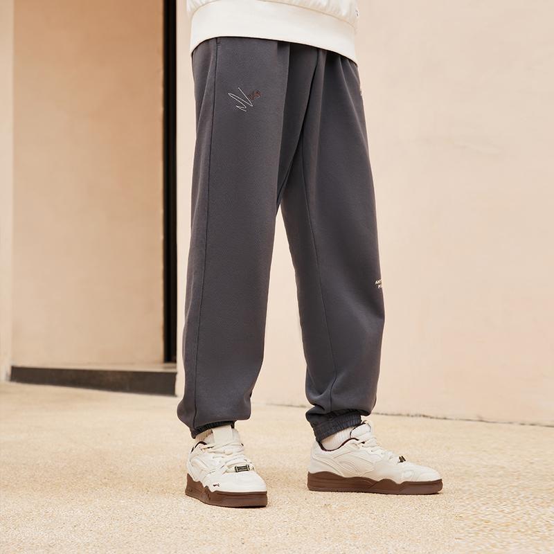 Li Ning Sports Lifestyle Series Brand Logo Casual Elastic Waist Knit Joggers Men Joggers Road-Gray AKLU865-1