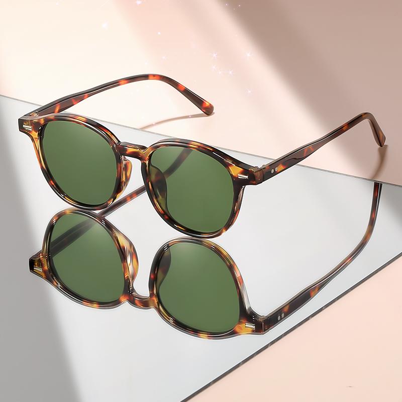 The new small round-framed sunglasses feature a simple design and are a perfect accessory for daily wear and photography