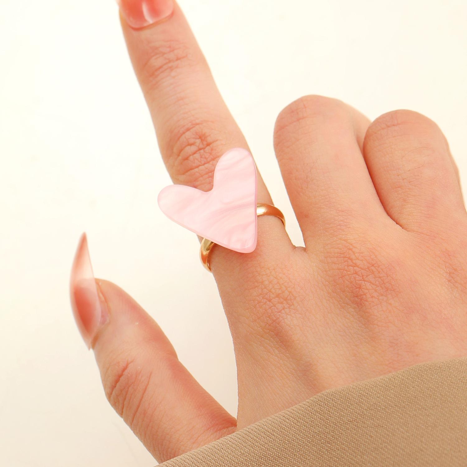 

Модное креативное смоляное простое красное большое кольцо в форме сердца 1 pcs розовый