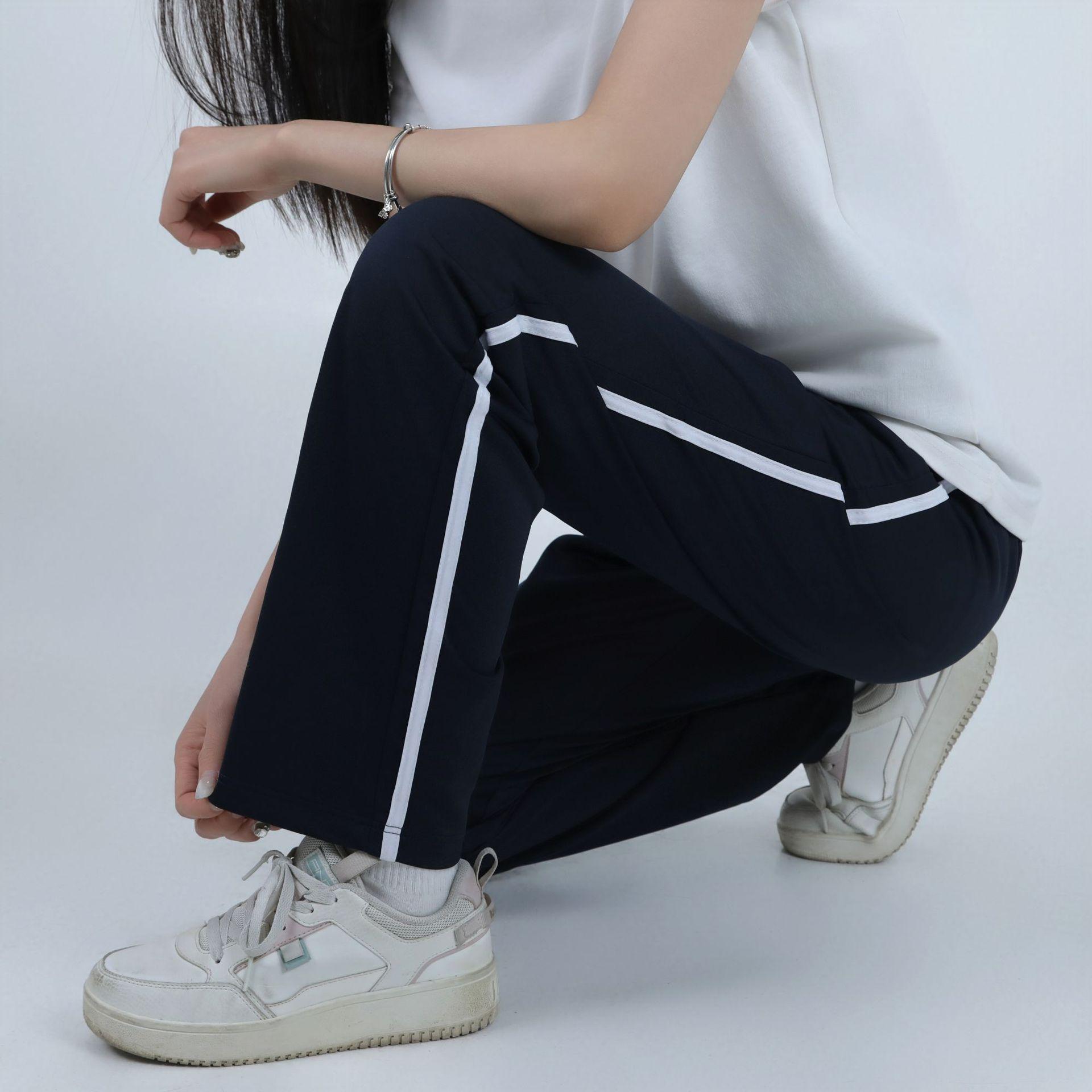 

Темно-синие брюки школьной формы с красными и белыми полосками для учеников начальной и средней школы - Весна, Лето, Осень. 140