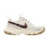 Nike Damen TC 7900 'Light Bone Burgundy Crush'