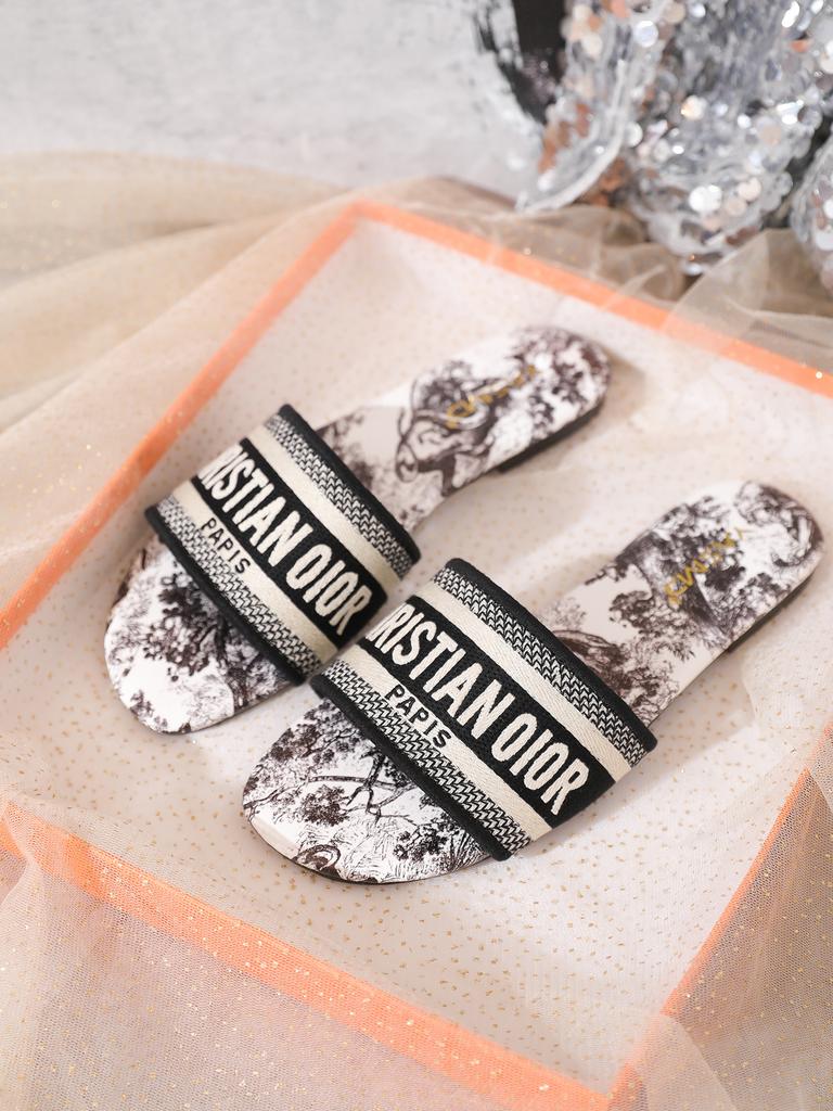 Pantofle Su Yinyin stejné místo 2025 nové temperamentní vyšívané pantofle dámské letní módní sandály venkovní dámská obuv