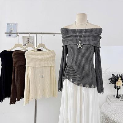 Ein stilvolles und charmantes Ein-Schulter-Strickoberteil mit Rissen und langen Ärmeln für Damen im lässigen und jugendlichen Herbststil