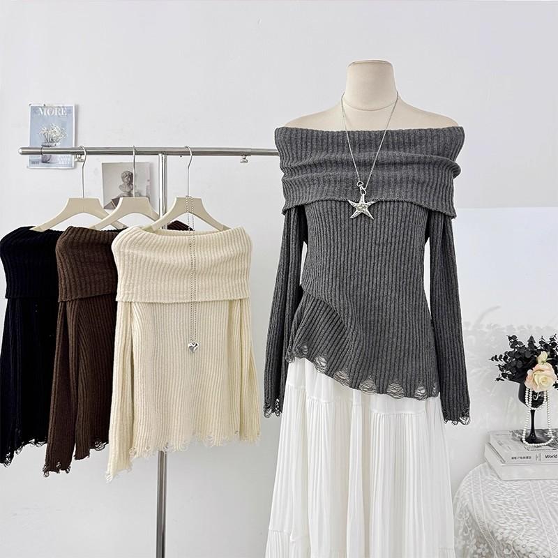 Ein stilvolles und charmantes Ein-Schulter-Strickoberteil mit Rissen und langen Ärmeln für Damen im lässigen und jugendlichen Herbststil