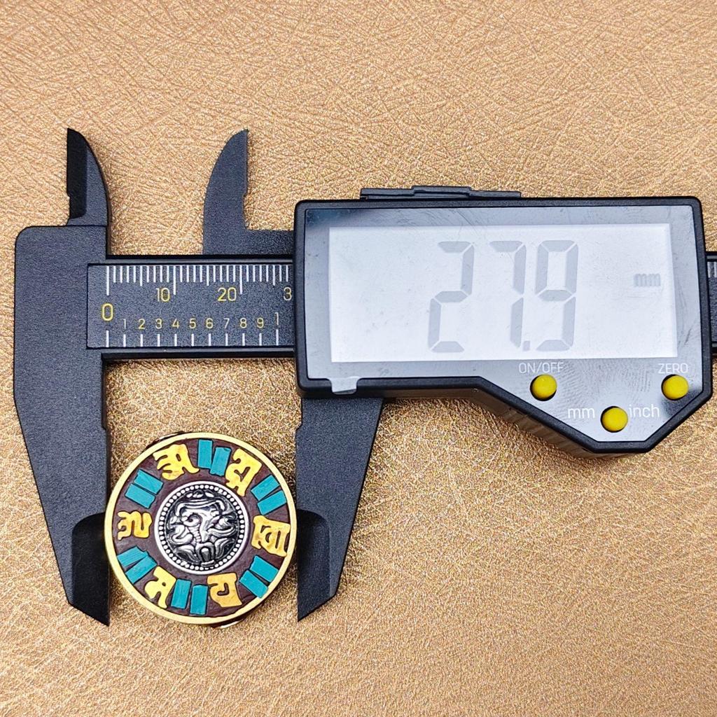 Nepalski Ręcznie Robiony Naszyjnik z Sześciosylabową Mantrą z Mosiężnymi Inkrustowanymi Koralikami