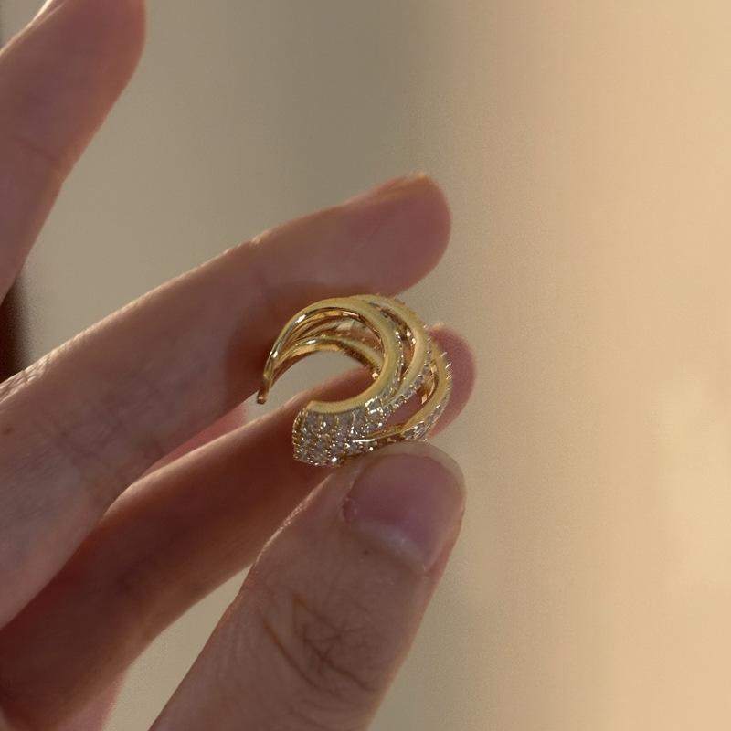 Zircon round multi-layer exquisite fashion ear clips, niche design sense, no ear piercings, ear bone clips, light luxury high-end earrings.