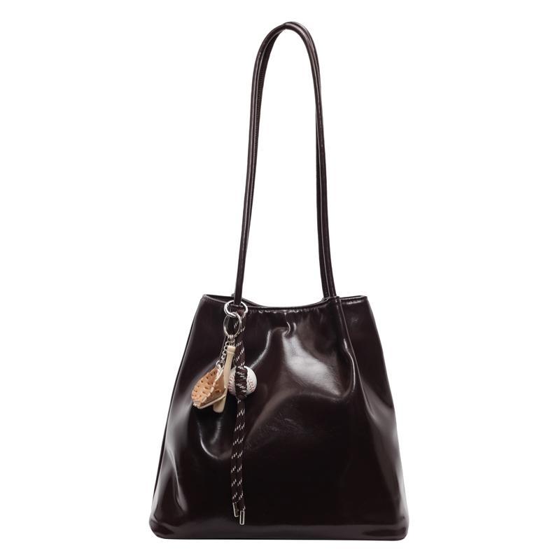 

Модная сумка через плечо из искусственной кожи с замком, новая однотонная сумка для женщин, простая и элегантная, мягкая, универсальная, популярная дизайнерская сумка