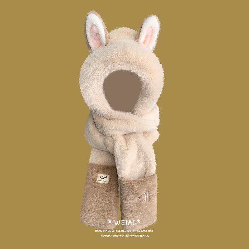 

Женский зимний комплект с капюшоном из лисьего меха: Шапка, шарф и перчатки.