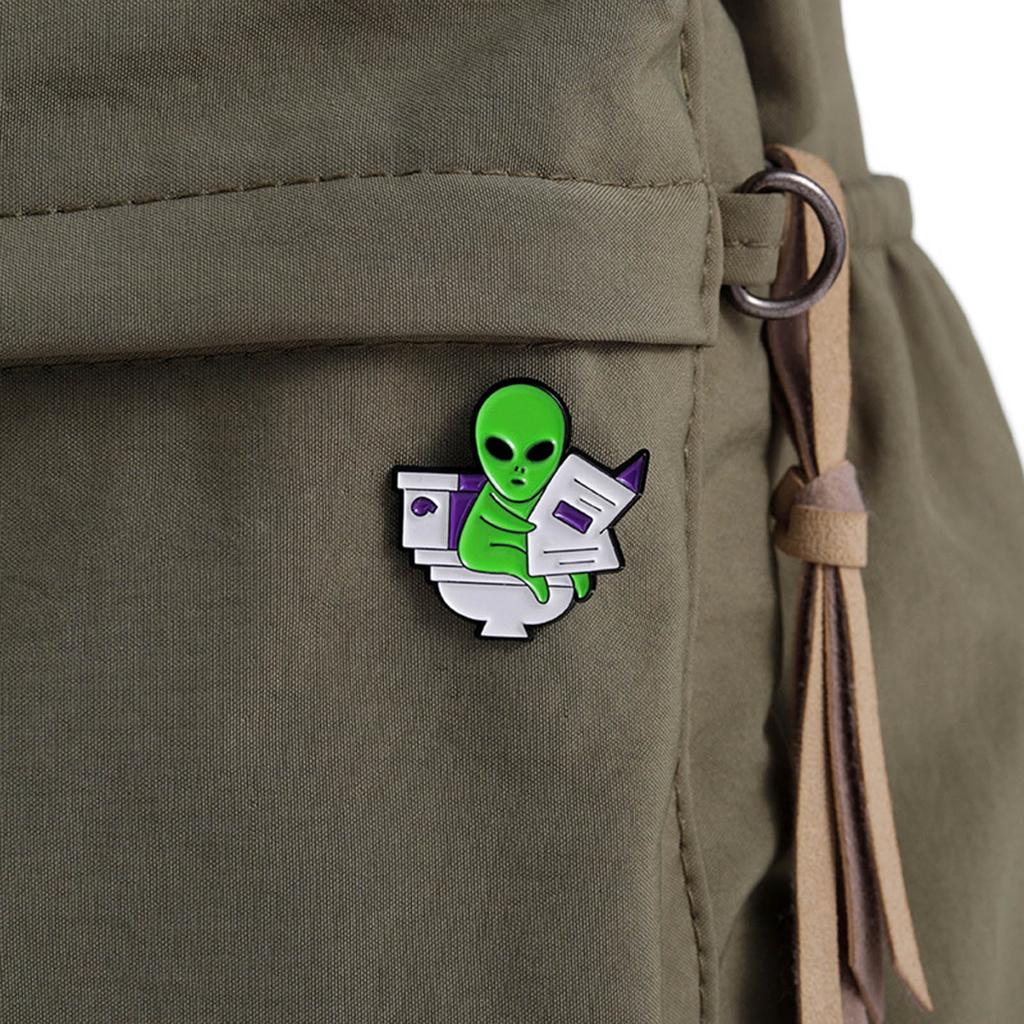 Unique Alien Reading Newspapers Pin Alien Badge Creative Accessory Alien Pin Eye Catching Brooch Pin Clothing Jewelry