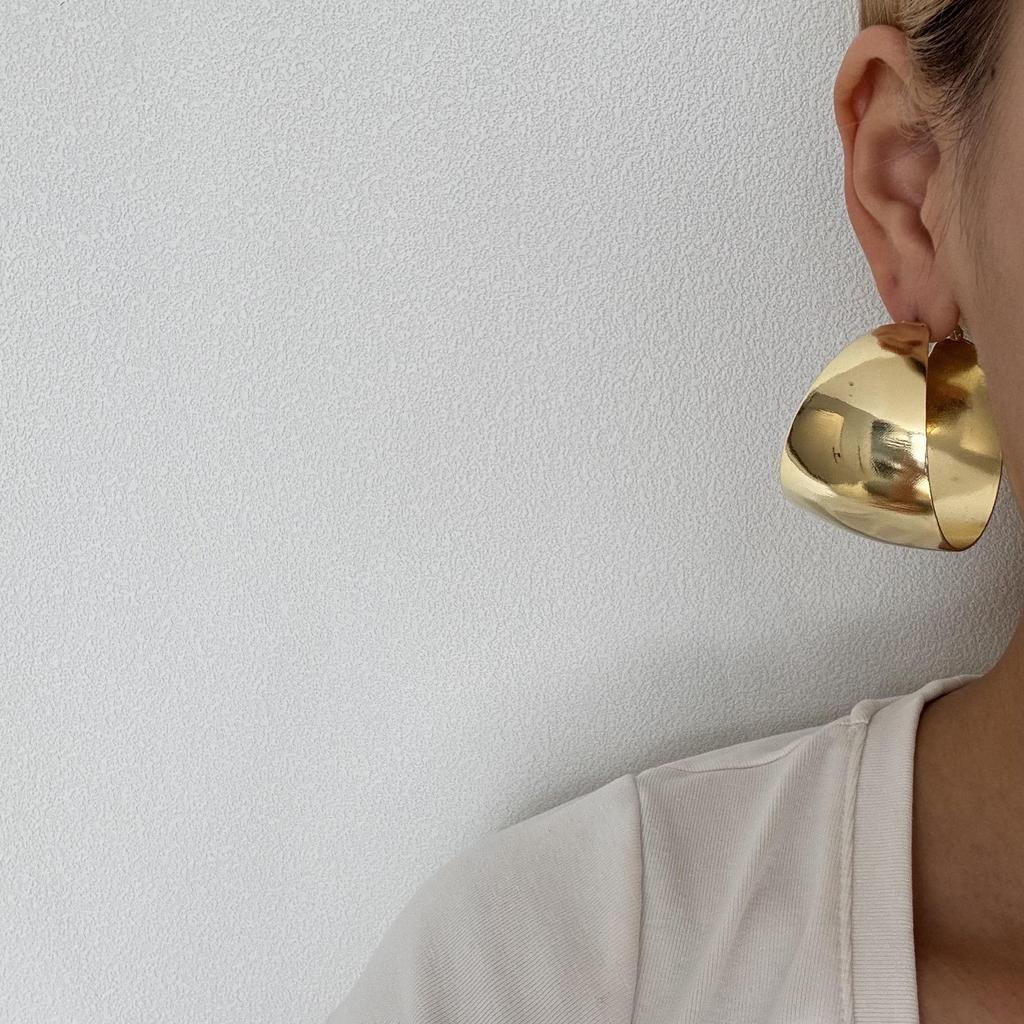 Elegant Gold Geometric C-Shaped Drop Earrings