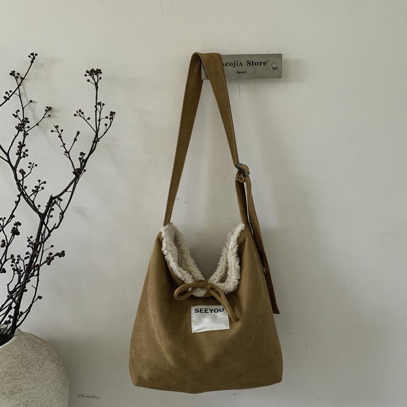 

Korean version of fashion tote bag 2025 new canvas women s bag letter contrasting color shoulder bag large capacity canvas messenger bag коричневый