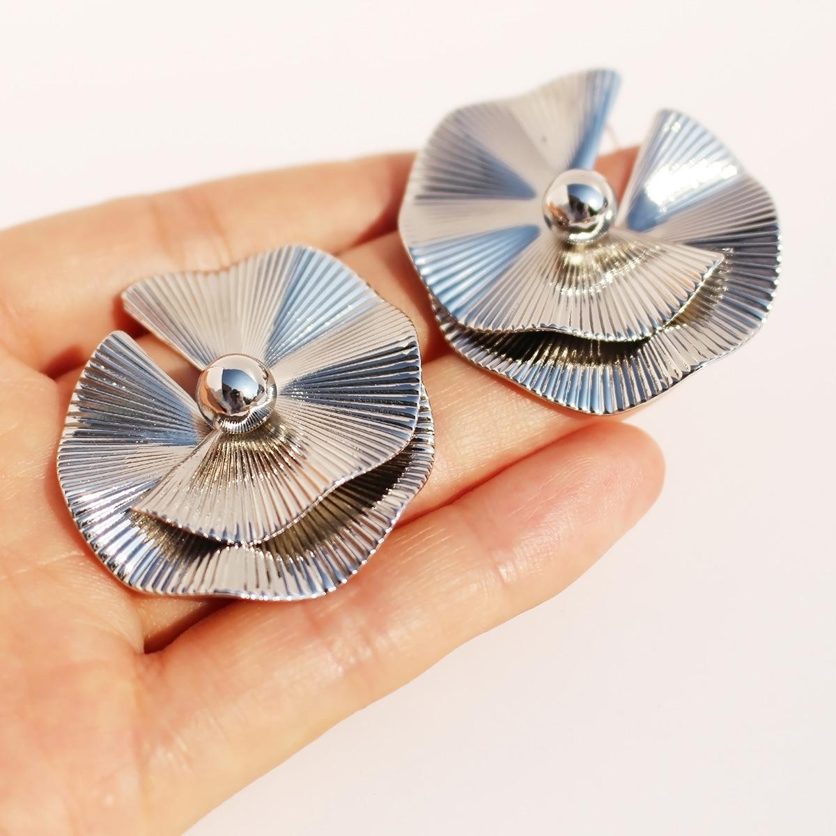 

Niche Creative Геометрический дизайн Преувеличенные Большие Серьги-гвоздики Женская Мода Каскадные Серьги-гвоздики в форме веера High Sense 459 белого золота