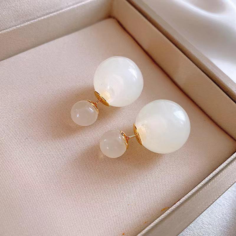 

1 пара простых двухсторонних сережек-гвоздиков для женщин, разноцветные шариковые бусины, серьги 2 в 1, модные универсальные украшения для ушей, подарок белый