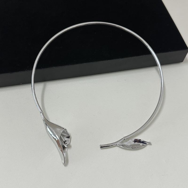 Simple And Light Luxury Temperament Cold Style Metal Leaf Flower Necklace Fashionable Personality Clavicle Chain Open Collar