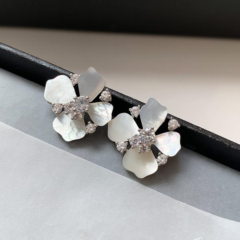 Sterling Silver Needle White Fritillary Zircon Four Leaf Flower Earrings Ladies Super Fire Premium Temperament Stud Earrings Earrings