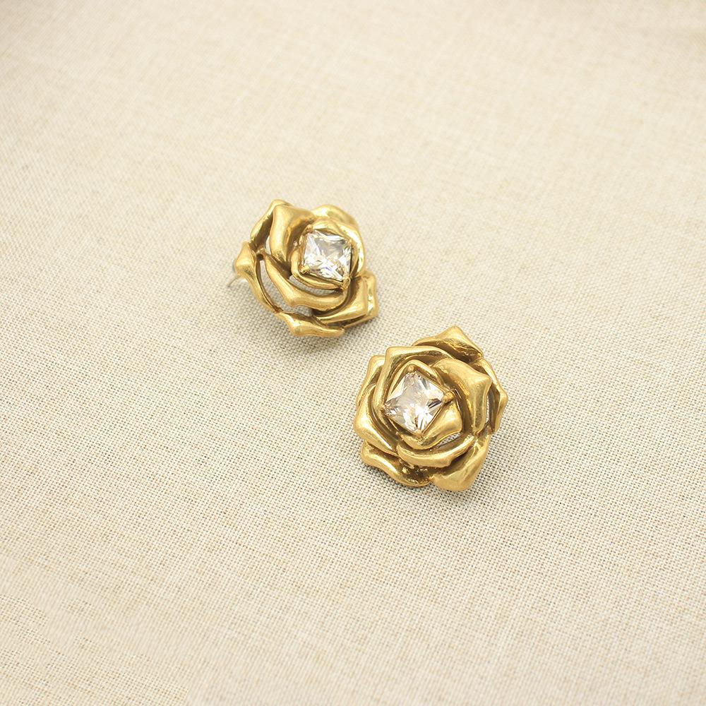 Vintage Women's Multi-layer Rose Pendant Necklace with Square Diamonds