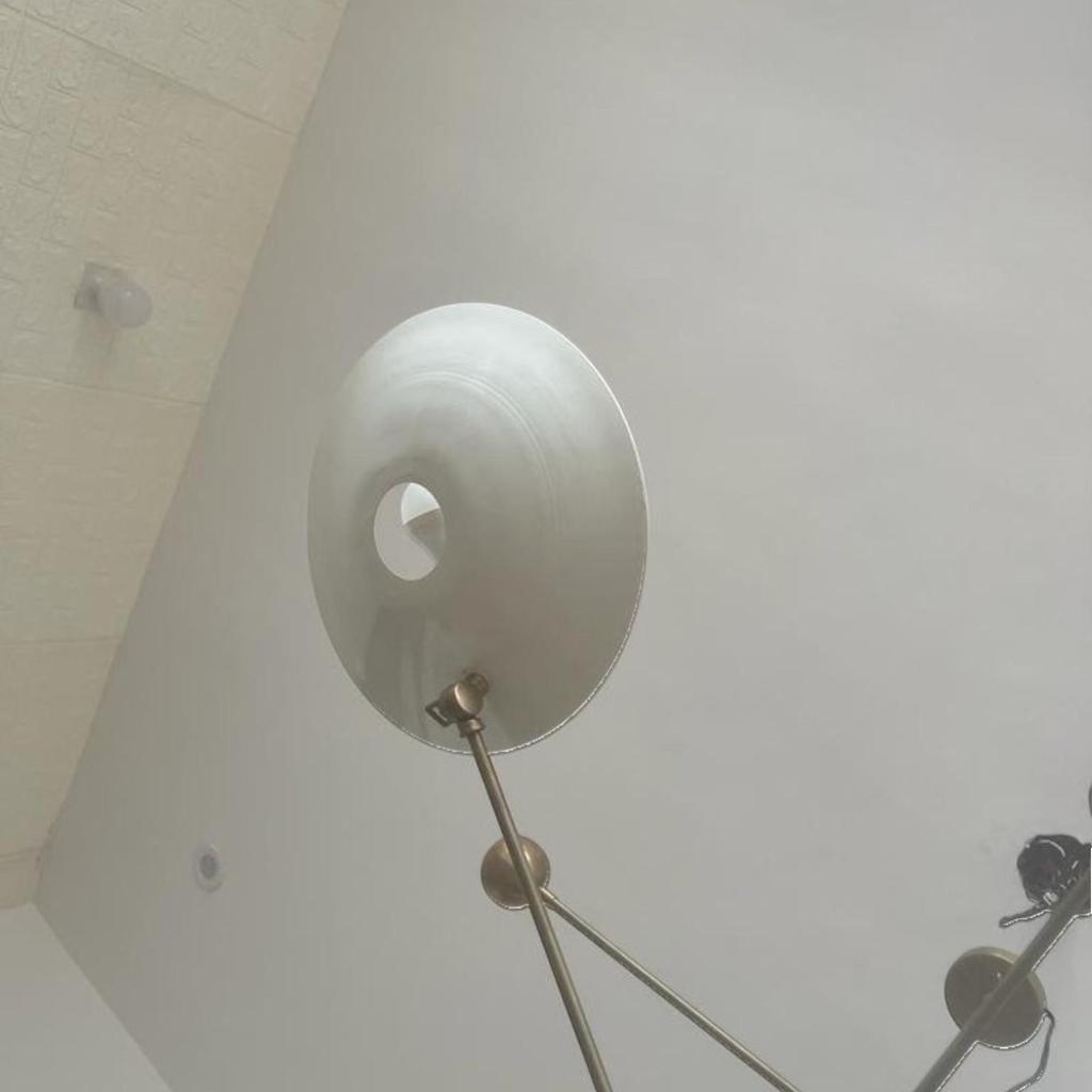 Mid Century Italienischer 3-armiger weißer und antik patinierter Messing-Hängeleuchter