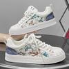 2025 herr låga skateboardskor, ungdomsstudenters Hong Kong-stil vita skor, sport- och fritids trendiga herrskor, andningsbara och halkfria