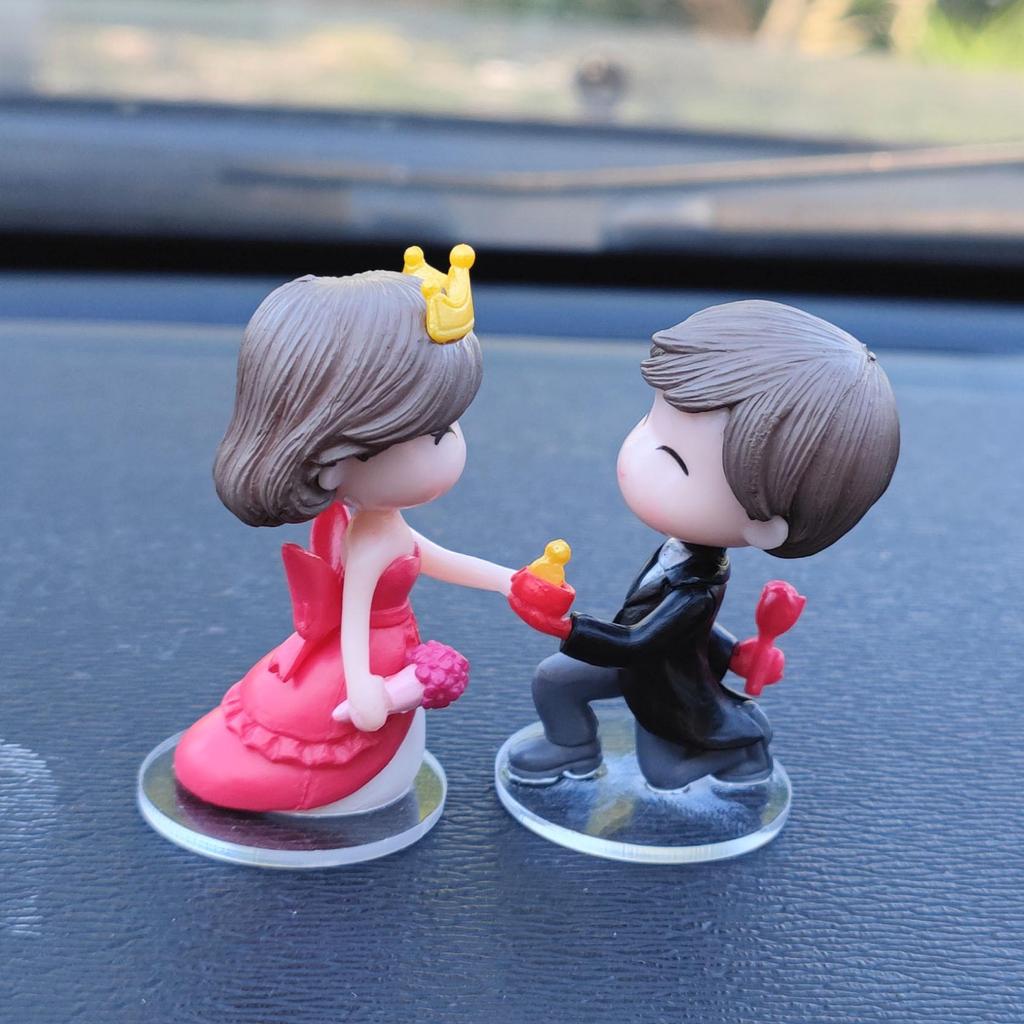 Cute Couple Figurines: Cartoon Car Décor & DIY Accessories