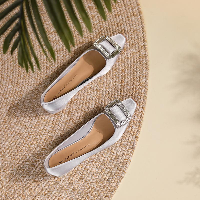 

Красные свадебные туфли женские туфли-лодочки на плоской подошве, с плоским каблуком, квадратным носком, стразами, одинарные туфли, туфли невесты, кожаные туфли с квадратной пряжкой со стразами 39 серебряный серый