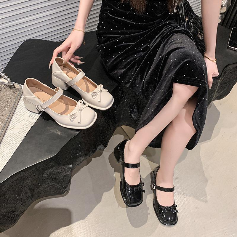 Französische Schleife eckige Spitze kleine Lederschuhe Damen Ein-Wort-Schnalle Rock beige Hepburn-Stil Mary Jane mittlerer Absatz Einzelne Schuhe
