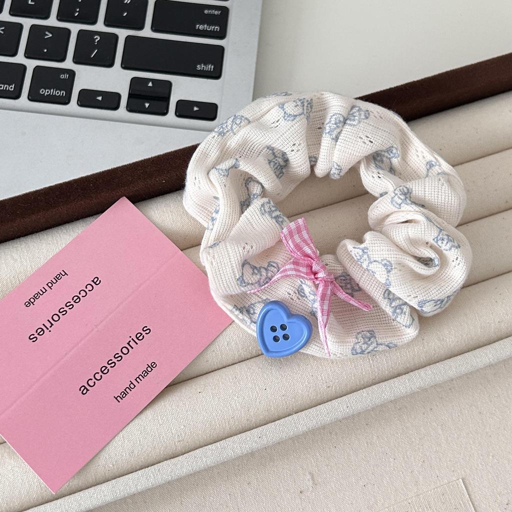 Medvěd zůstávající doma: Roztomilá pletená mašle scrunchie gumička do vlasů pro dívky, ručně vyráběný vlasový doplněk