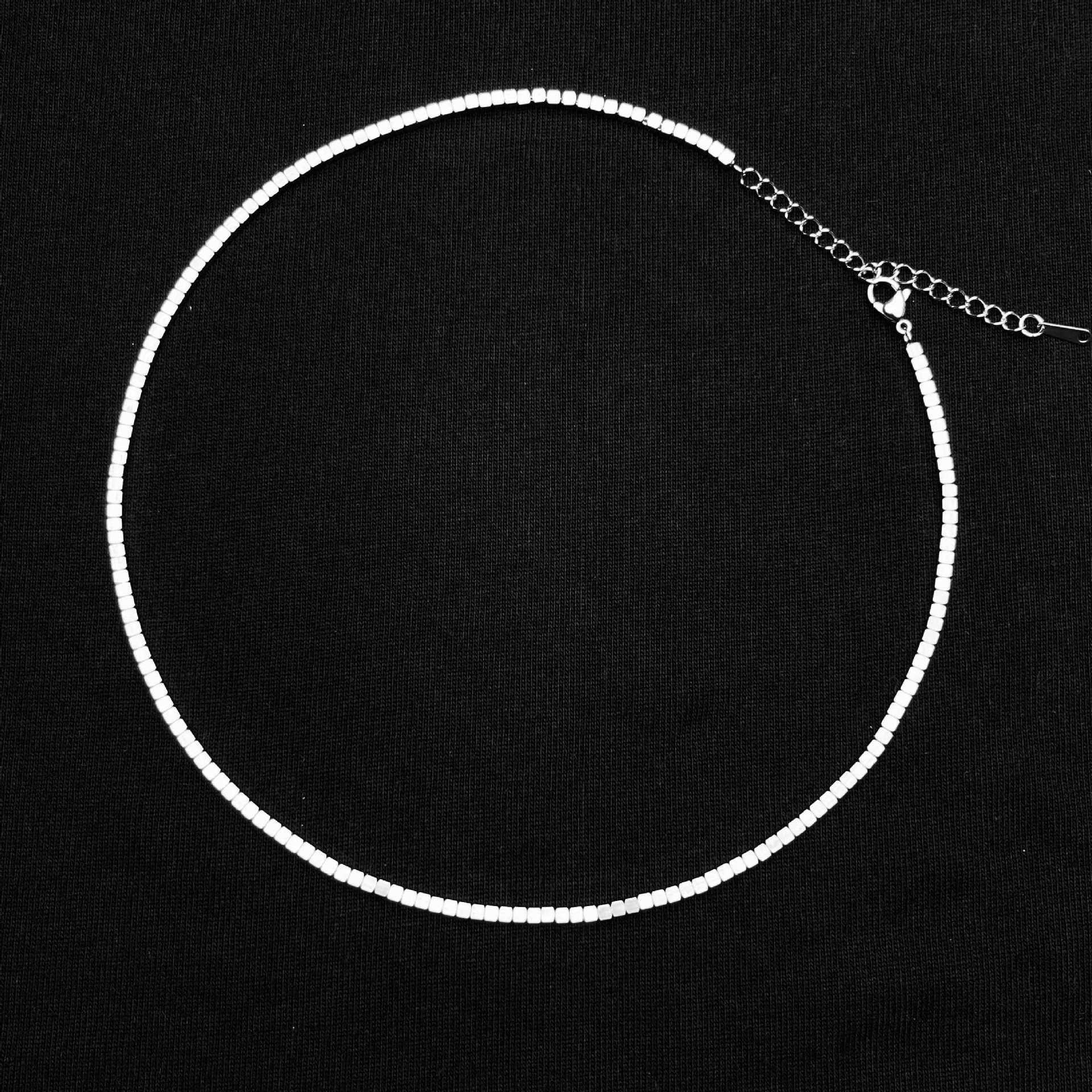 

Non-Fading Silver Flake Clavicle Necklace: Hip Hop Style, Niche Design, Unisex Accessory for Men and Women.