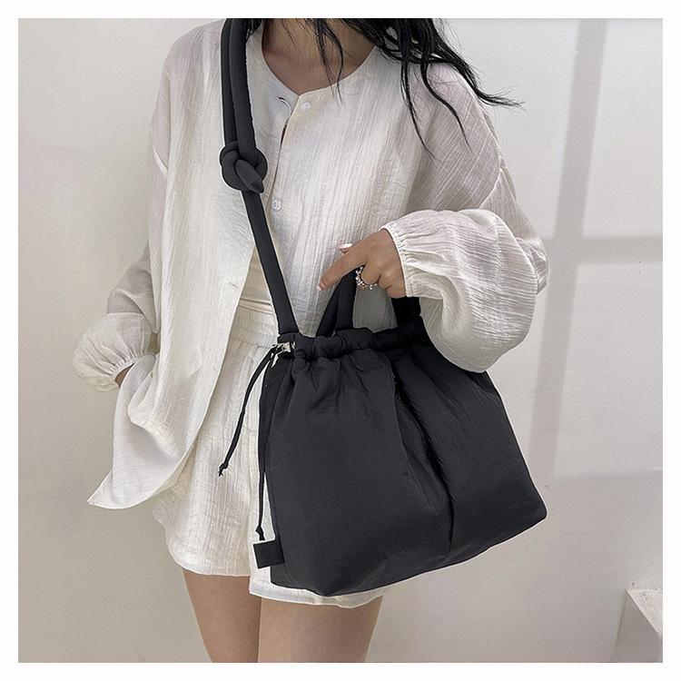 Damen Casual Einzelschultertasche Große Kapazität Nyl Rucksack Damen Daunenbaumwolle Winter Tragetasche Tragbare Make-up Handtasche