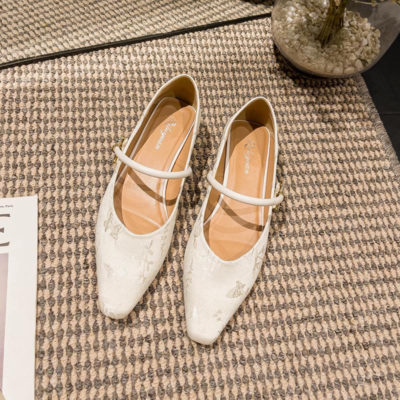 French Mary Jane shoes 2025 new spring and autumn women's shoes with Chinese national style embroidered low heel shallow mouth single shoes