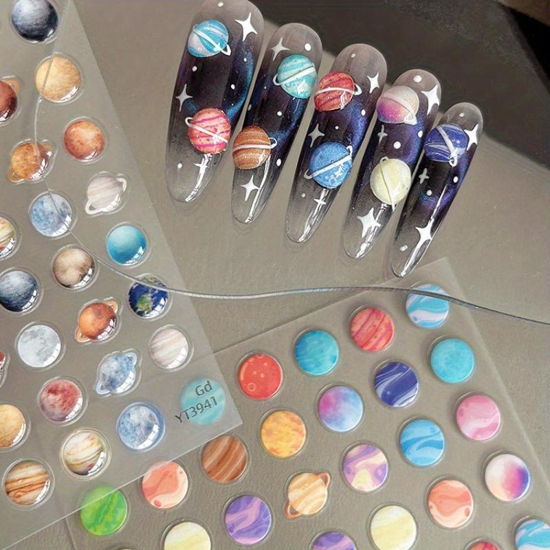 Samolepky na nehty s vesmírnou tématikou, Barevné designy mezihvězdných planet, Opakovaně použitelné samolepicí obtisky pro DIY manikúru, Perfektní dárek k svátku