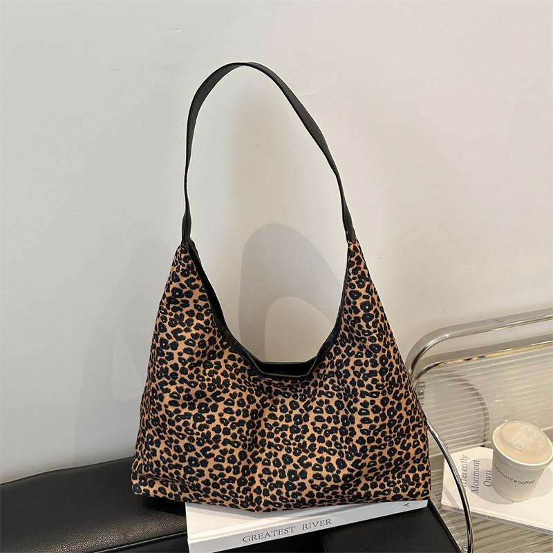 Stylish Simple Shoulder Bag For Women In Trendy Colors Perfect For Autumn Outfits