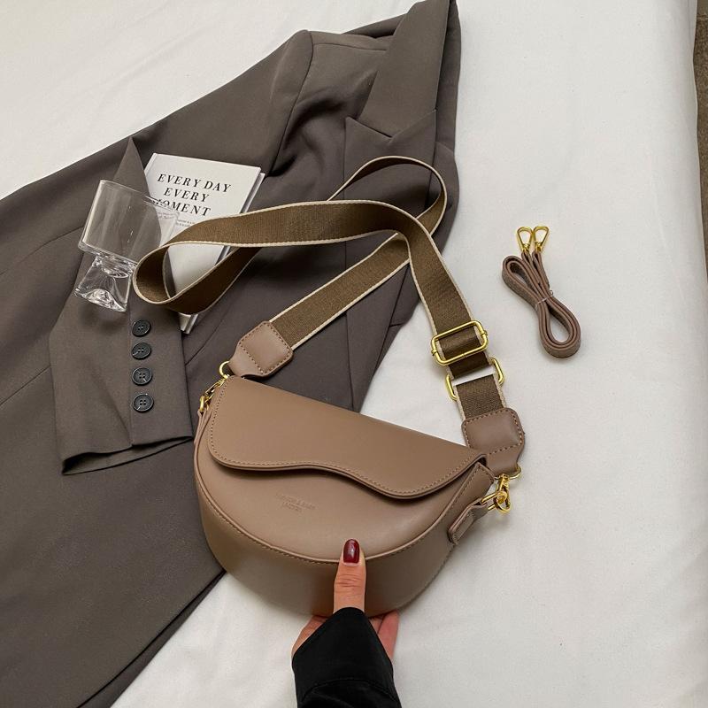 

Niche bag women s new popular fashion high-end single shoulder messenger bag retro underarm saddle bag хакі