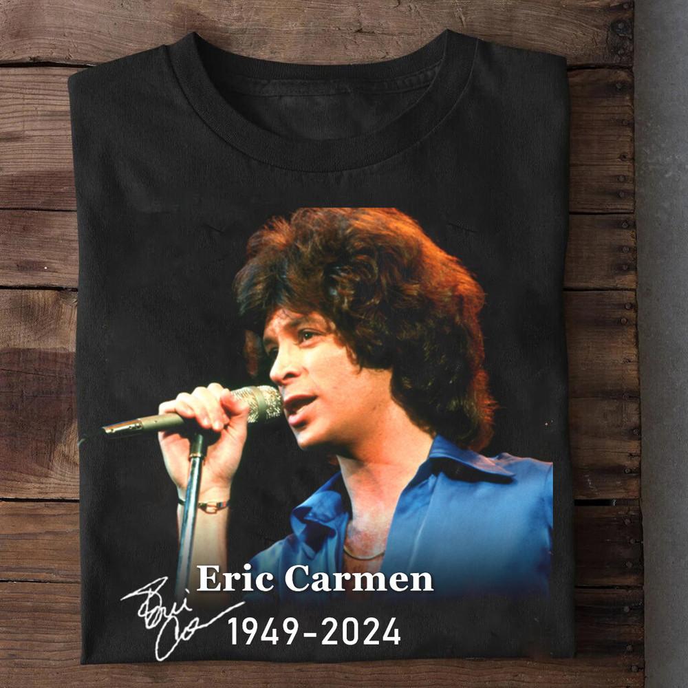 НОВЫЙ РЕДКИЙ Эрик Кармен 1949-2024 Подарок для фаната Черная Футболка Все размеры VC2013 Унисекс XXL