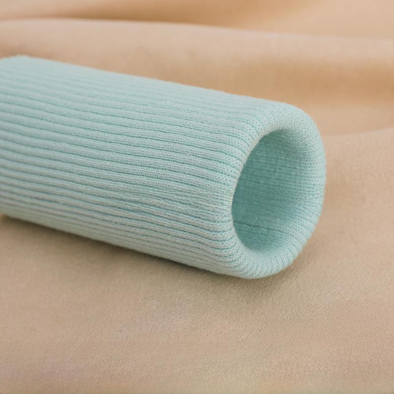 

Детская пуховая куртка с ребристым эластичным воротником, прошитыми манжетами и удлиненными штанинами.