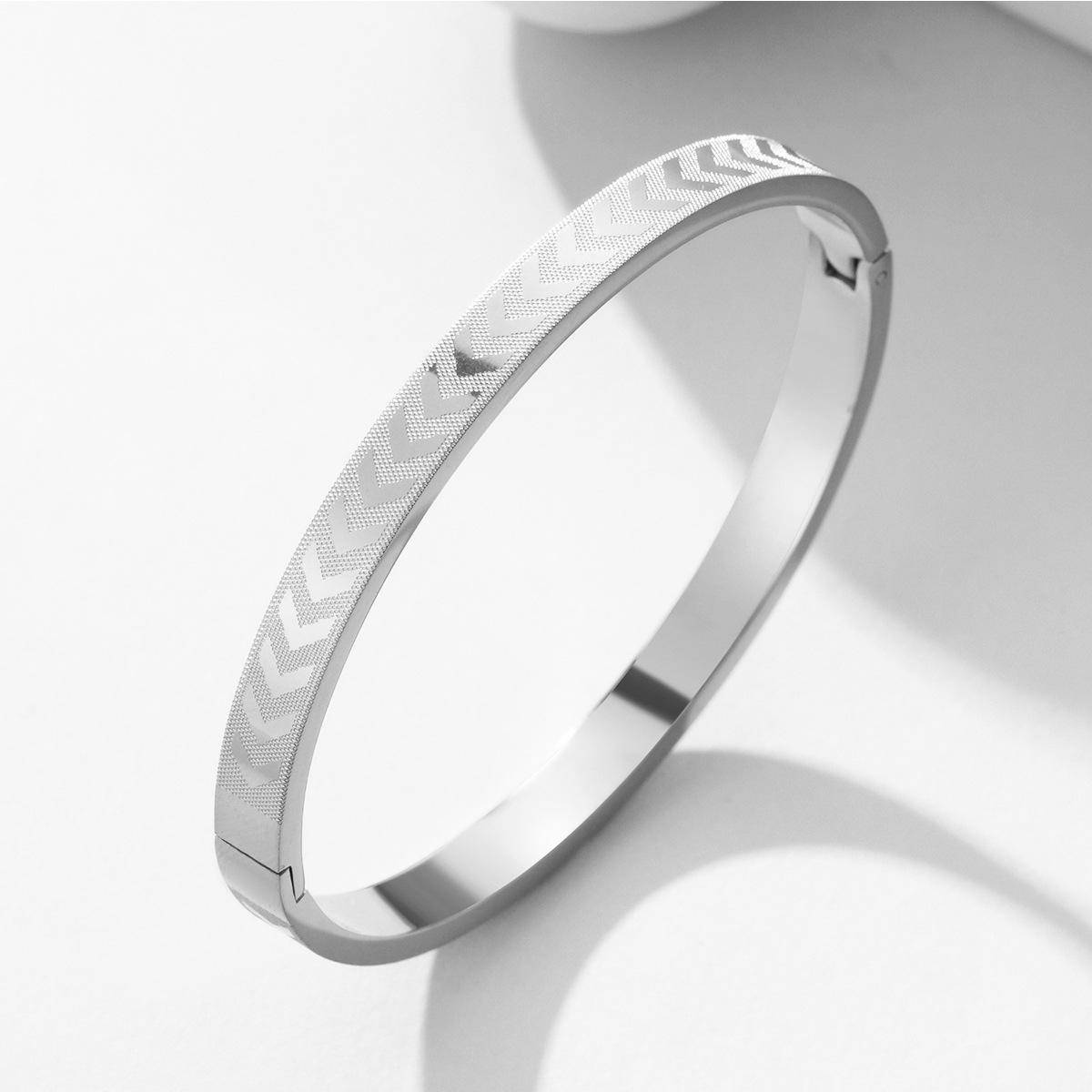 New titanium steel bracelet creative corrosion arrow pattern buckle couple bracelet stainless steel jewelry