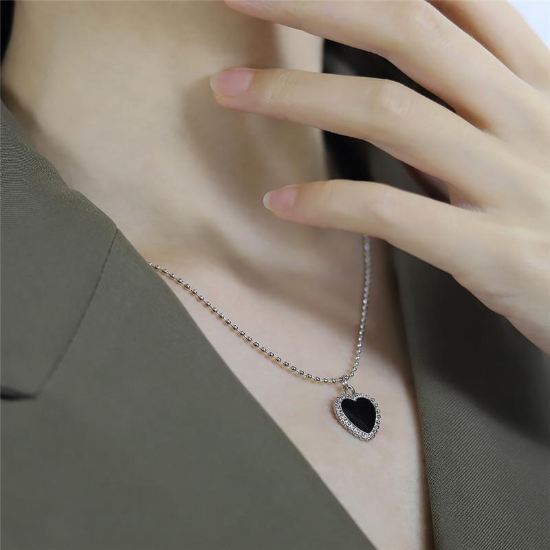 Zwart Hart Ketting Franse Metalen Liefde Sleutelbeen Keten Eenvoudige Vrouwelijke Korte Penda Ketting Hanger voor Vrouwen 2022 Sieraden-01