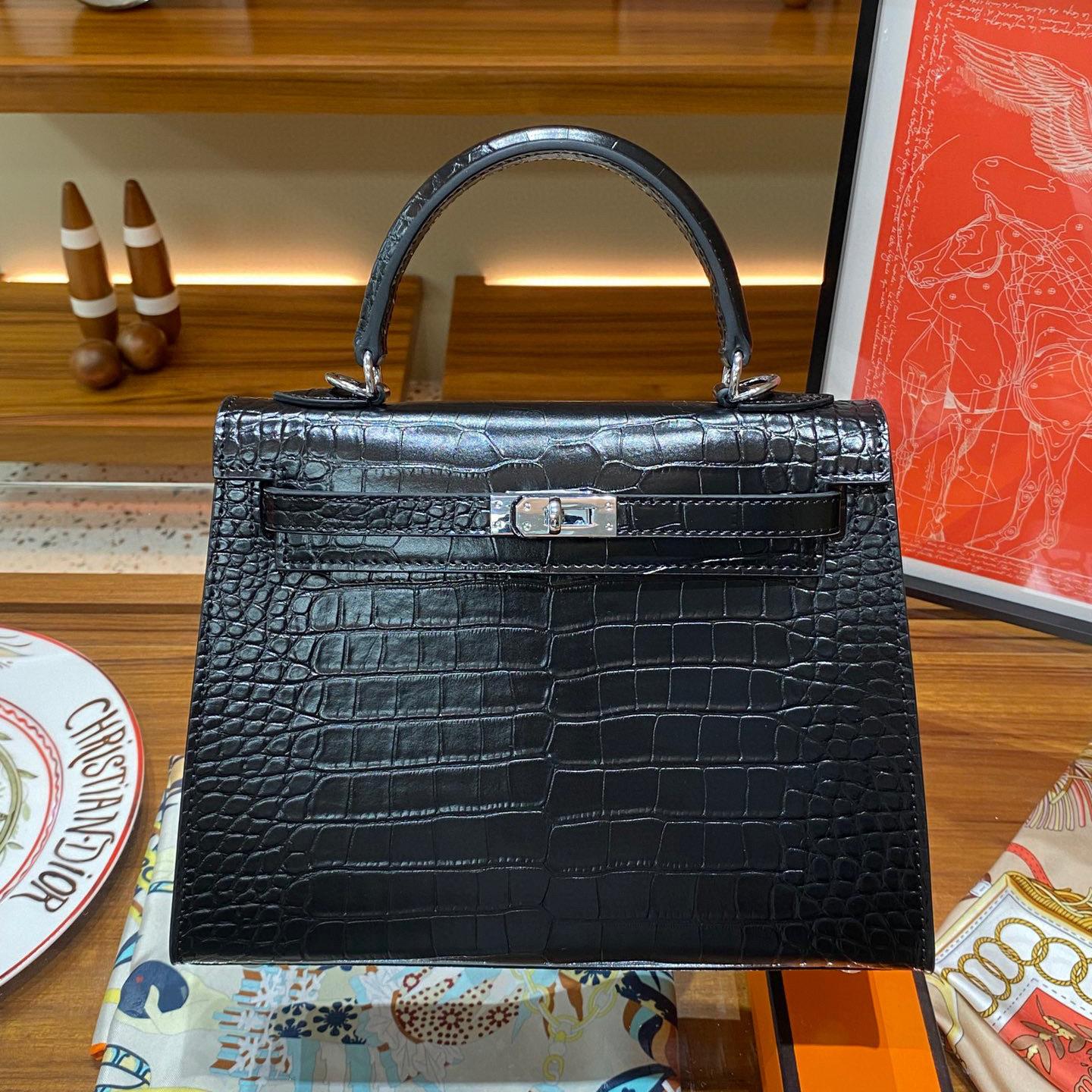 

Версия высокого класса Желтая коровья кожа Двухслойная Натуральная кожа Сумка через плечо Мини Премиальная Ручная сумка 100% Одинарный кожаный ремешок Женская сумка 25x9x19cm серебряный/чёрный