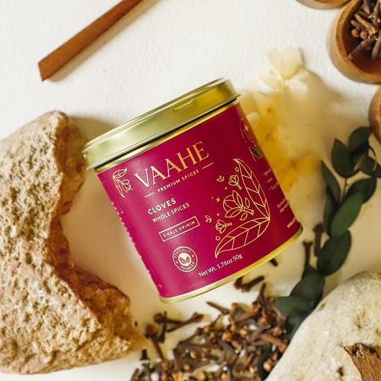 Clous de girofle entiers de qualité supérieure VAAHE (Laung) | Origine unique (Kerala) | Fraîchement emballé | 100 % pur et naturel | Boîte métallique de qualité supérieure (50 g)