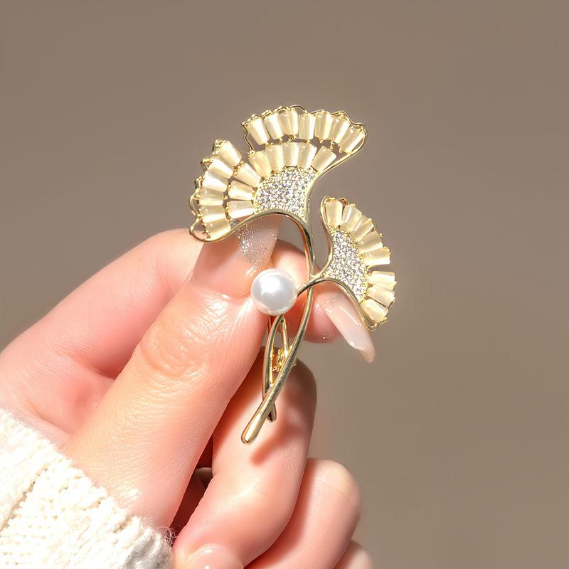 Sunward Growth Sunflower Brooch: Elegant Women's Corsage Pin for College Entrance Suits