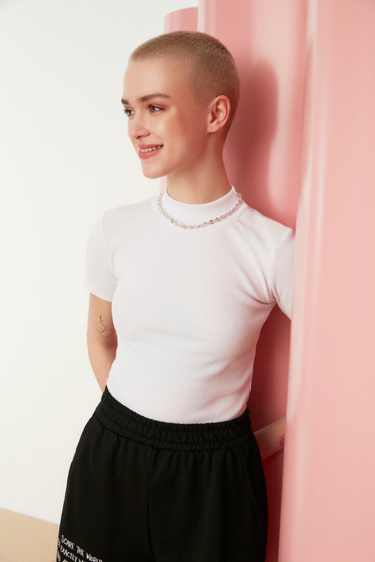 

Белая укороченная трикотажная блузка в рубчик с высоким воротником TWOSS21BZ0780..