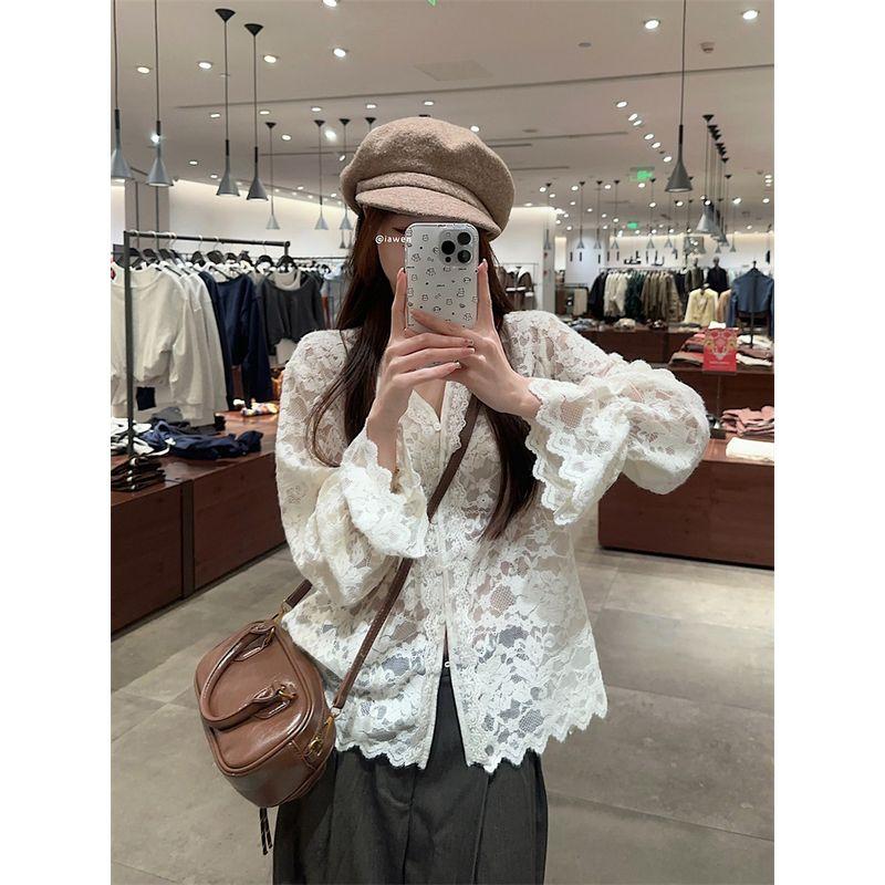 

Kumikumi Gentle Stylish Bell Sleeve Lace Shirt Women s Autumn Thin Loose Slim Looking Creamy-white Tops Beige White L