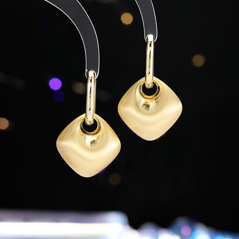 

Ретро-стиль Гонконга геометрические матовые ромбовидные модные серьги-пряжки для женщин, нишевый дизайн, чувство света, роскошь, простые креативные серьги золотой