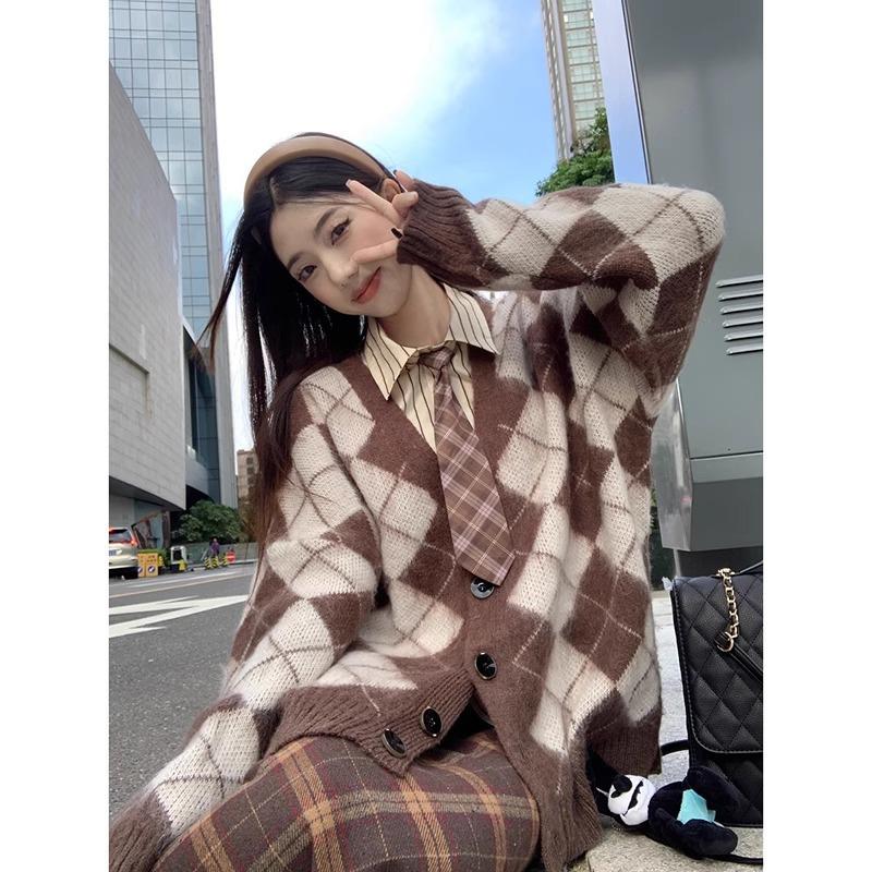 

Женский осенне-зимний костюм-тройка: Вязаный кардиган в ретро стиле аргайл, полосатая рубашка с V-образным вырезом и юбка миди. Large