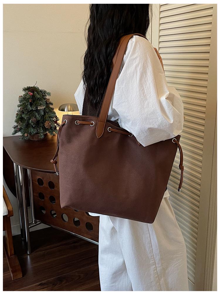 Große Damen-Canvas-Tragetasche mit breitem Leder-Schultergurt