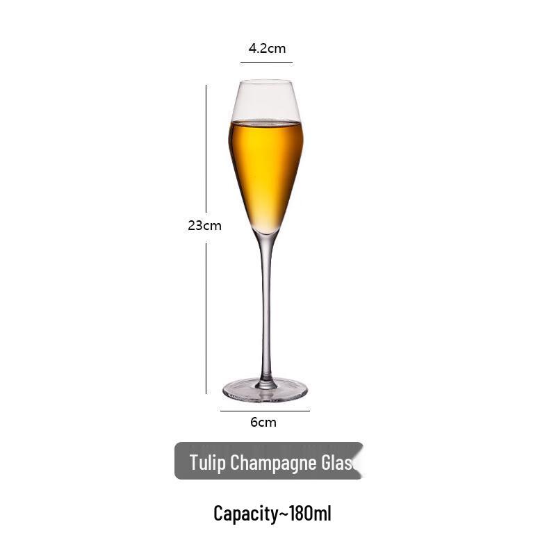 Elegantes Kristallglas mit schrägem Rand und Stiel