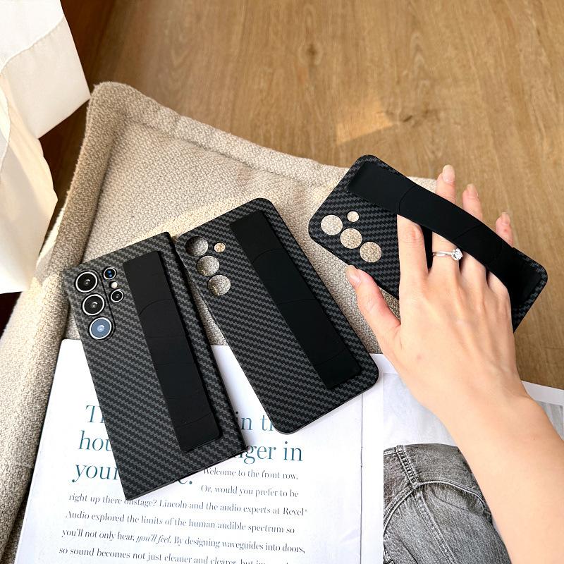 Suitable for Samsung S24ultra Elastic Wristband Mobile Phone Case S24 Carbon Fiber S25ultra Anti Fall S23 Protective Case